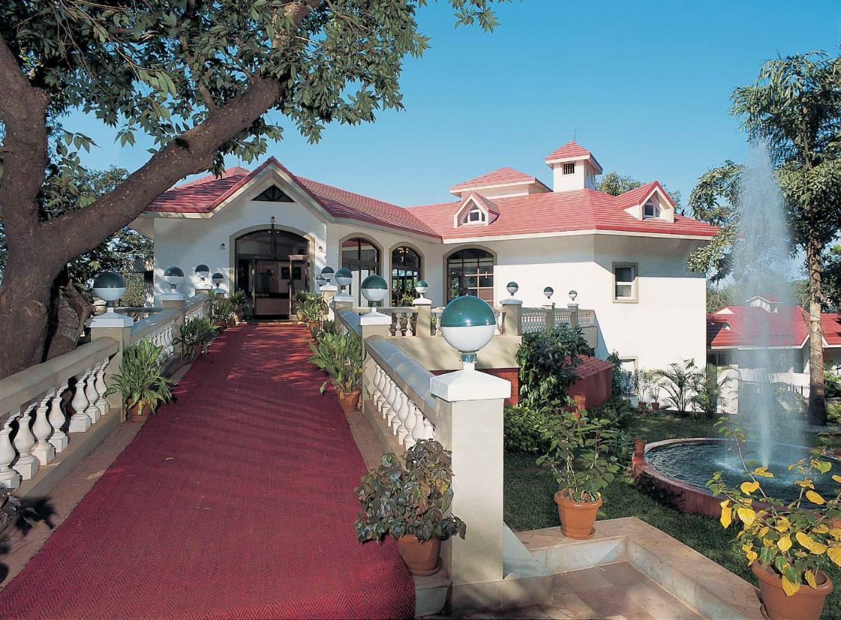 Usha Ascot Hotel Mātherān Exterior foto