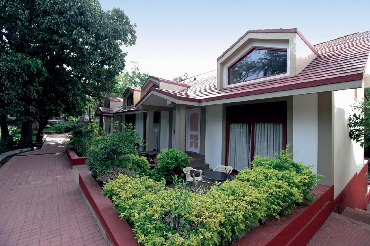Usha Ascot Hotel Mātherān Exterior foto
